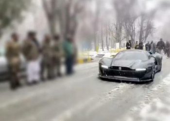 Talebanët prezantojnë supermakinën e prodhuar në Afganistan