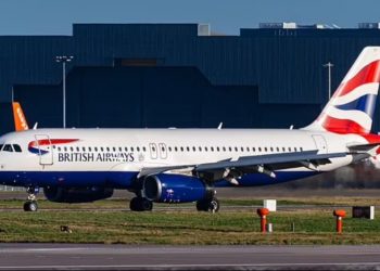 Piloti merr në telefon policinë: E kam stjuardesën të droguar