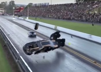 E frikshme! Piloti humb jetën në aksidentin me 320 km/h (VIDEO)