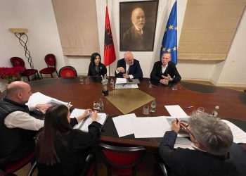 Ia ‘bleu’ PL-së, Rama shfaqet krah Agron Çelës në Shkodër