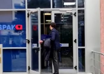 FOTOT/ Me dosje në duar, si Shkëlzen Berisha u paraqit në SPAK