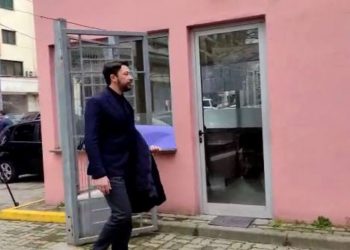 FOTOT/ Me dosje në duar, si Shkëlzen Berisha u paraqit në SPAK
