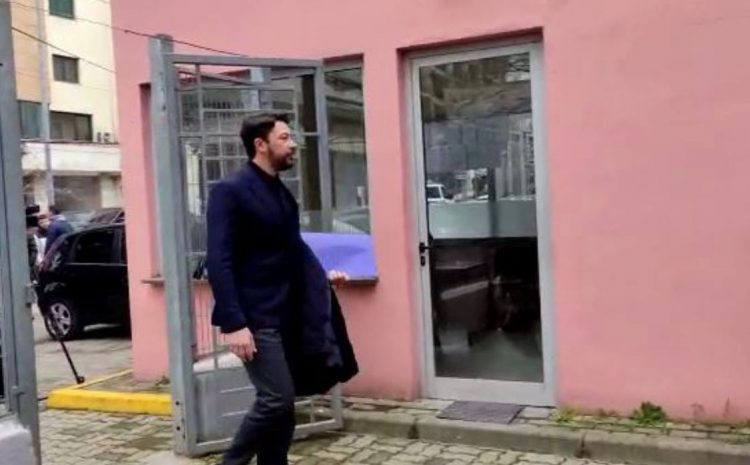 FOTOT/ Me dosje në duar, si Shkëlzen Berisha u paraqit në SPAK