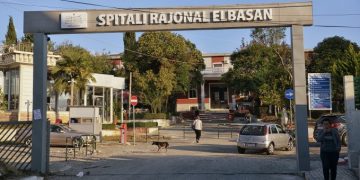 Gruaja humbi jetën në maternitet, burri i saj ndodhej në burg