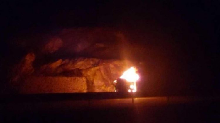 Merr flakë kamioni në Rrugën e Kombit