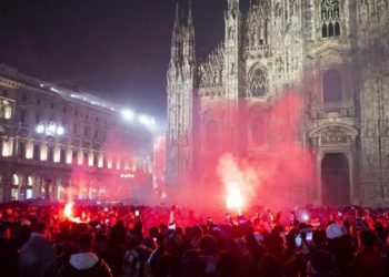 Viti i Ri në Itali/ Plagosen disa persona, digjen 59 makina