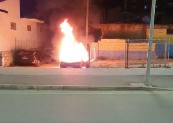 Përfshihet nga flakët makina në Tiranë