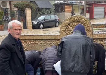Dy ditë pa ujë, ‘zbarkojnë’ me bidona te burimi në Pogradec