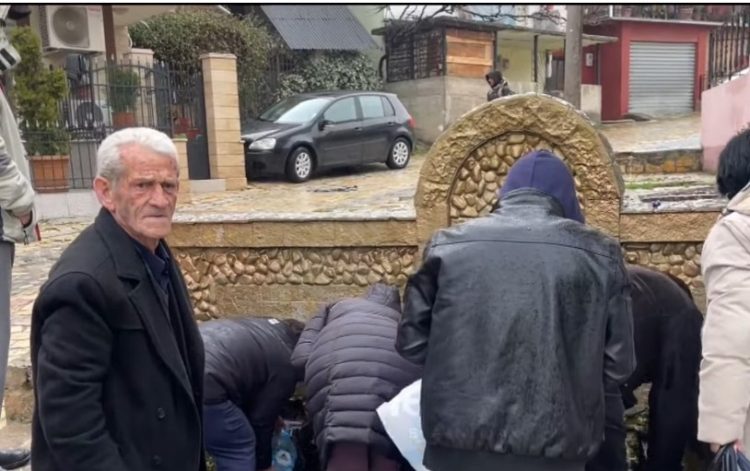 Dy ditë pa ujë, ‘zbarkojnë’ me bidona te burimi në Pogradec