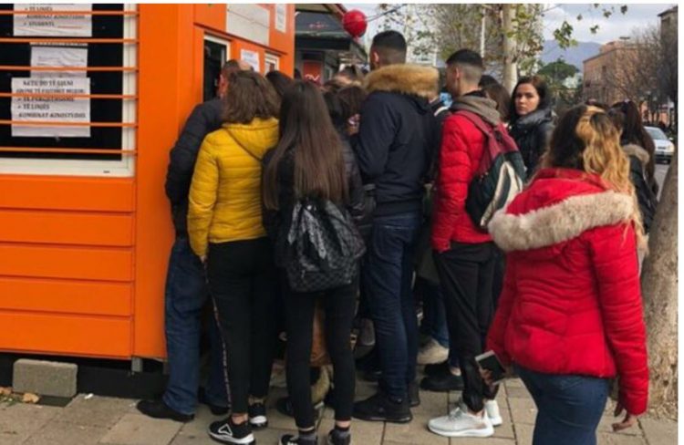 Nuk ka kohë, studentët dynden për t’u pajisur me abone