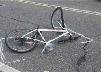 Aksident në Vlorë, makina përplas 62-vjeçarin me biçikletë