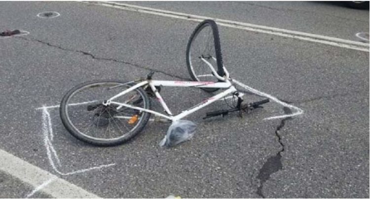 Aksident në Vlorë, makina përplas 62-vjeçarin me biçikletë