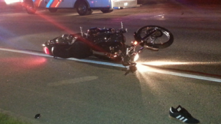 Makina përplas motomjetin në Fushë-Krujë, plagoset një grua