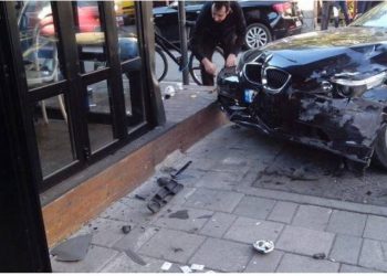 FOTO/ Makina del nga rruga dhe përfundon në dyqan