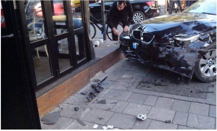 FOTO/ Makina del nga rruga dhe përfundon në dyqan