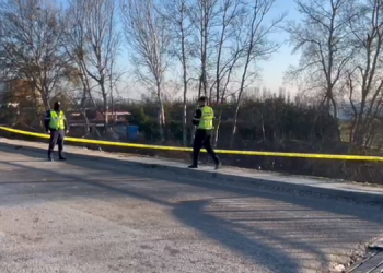 Makina bie në lumin e Semanit, asnjë shenjë nga fati i 26-vjeçarit