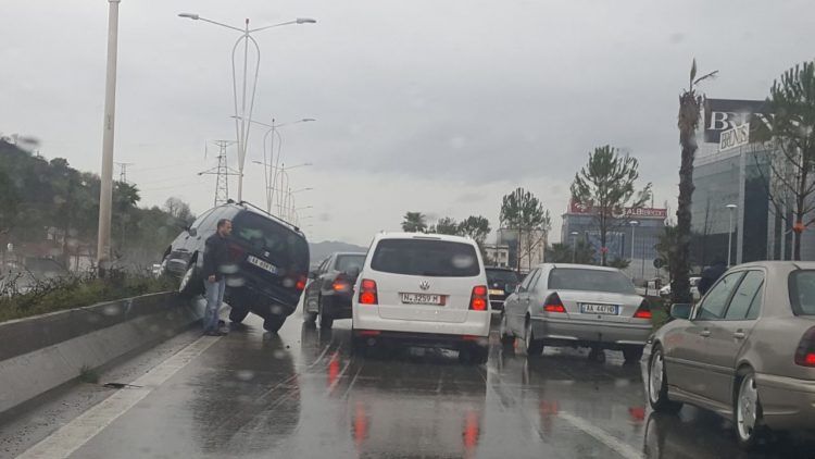 VIDEO/ E frikshme, ja si makinat përplasen me trafik-ndarësen