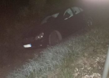 Makina del nga rruga në Dimal- Lushnje, shpëton për mrekulli çifti