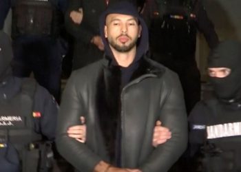 Përdhunim dhe trafikim njerëzish, Andrew Tate del para gjykatës