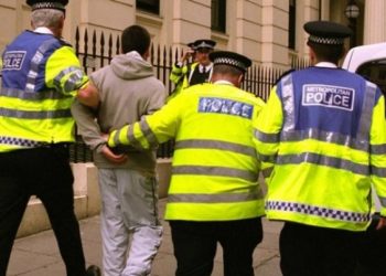 Shkoi në Britani me gomone, arrestohet në shtëpi bari