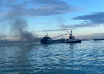 VIDEO/ Si u shuan flakët e zjarrit në anije në Durrës