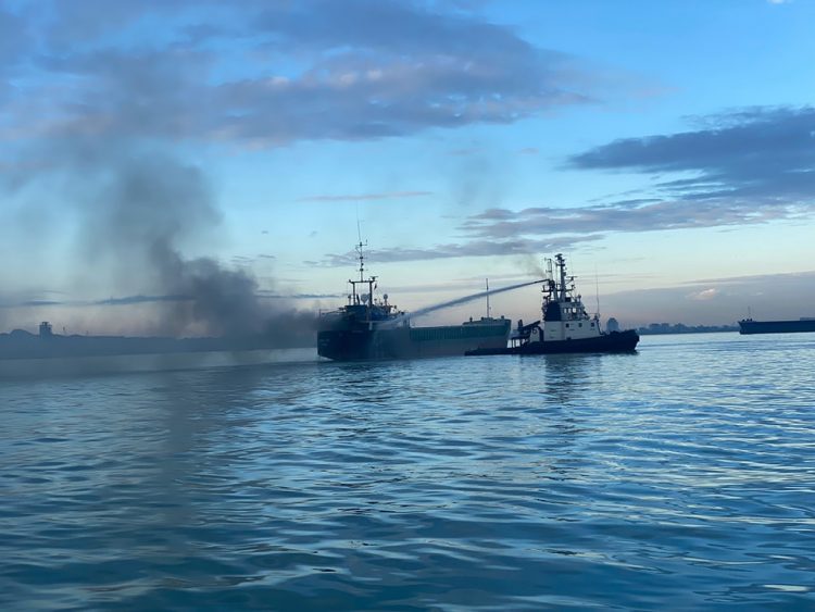 VIDEO/ Si u shuan flakët e zjarrit në anije në Durrës