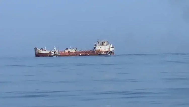 Mbeti në mes të detit, shpëtohet anija me tre persona në bord