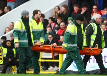 I gjuajnë me top në kokë, arbitri del me barrelë nga fusha (VIDEO)