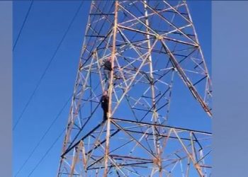 Bërxullë, dy banorë kërcënojnë se do hidhen nga shtylla e tensionit