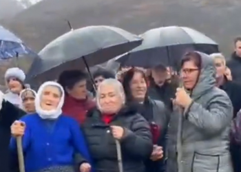 VIDEO/Me hunj në duar,banorët në Dibër s’pranojnë të japin ujin