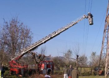 “Nuk ndalojmë këtu”, banorët e Bërxullës zbresin nga shtylla