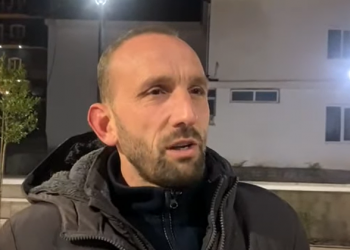 Banorët të tmerruar pas tërmetit në Klos: Pallati u plasarit