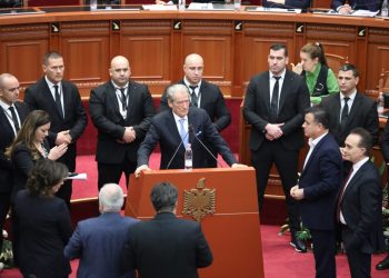 Nikolla e përjashtoi, Berisha bllokon foltoren