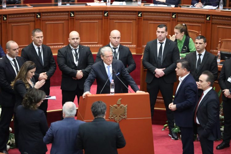 Nikolla e përjashtoi, Berisha bllokon foltoren