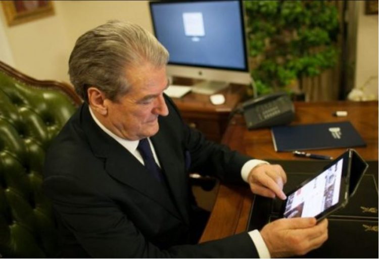 Berisha poston foton: Si i mbulon policia shpenzimet e Vitit të Ri