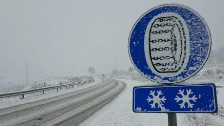 Bllokohen Rruga e Arbrit, radhë e gjatë automjetesh