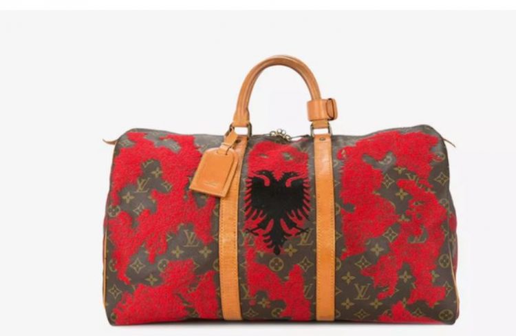 FOTO/ Rama mashtroi? Çanta Louis Vuitton ka dhe me flamuj të tjerë