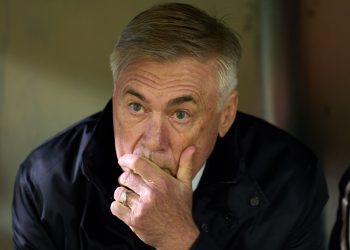 “S’luhet futboll në lëndina”,Ancelotti i pakënaqur pas kualifikimit