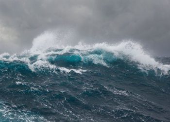 Përkeqësimi i motit, ndalohet lundrimi i disa mjeteve detare