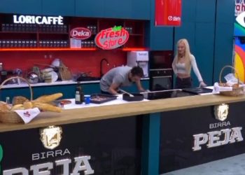 Dea dhe Amosi ngacmohen në kuzhinë