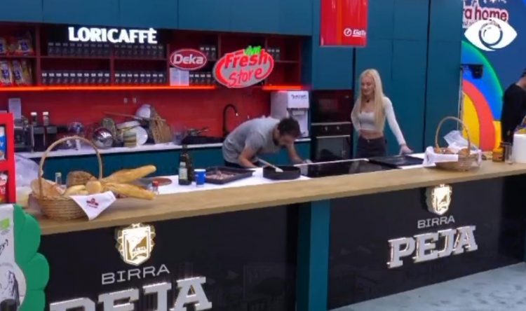 Dea dhe Amosi ngacmohen në kuzhinë