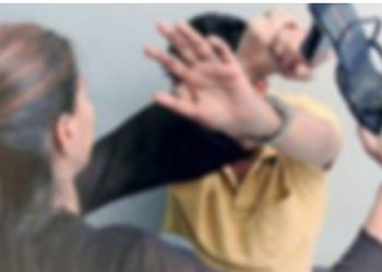 “Më rreh dhe më kafshon”, burri denoncon gruan për dhunë