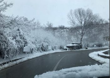 Lura e bllokuar prej 4 ditësh nga bora,probleme në Rrugën e Arbrit