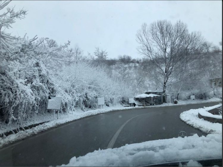 Lura e bllokuar prej 4 ditësh nga bora,probleme në Rrugën e Arbrit