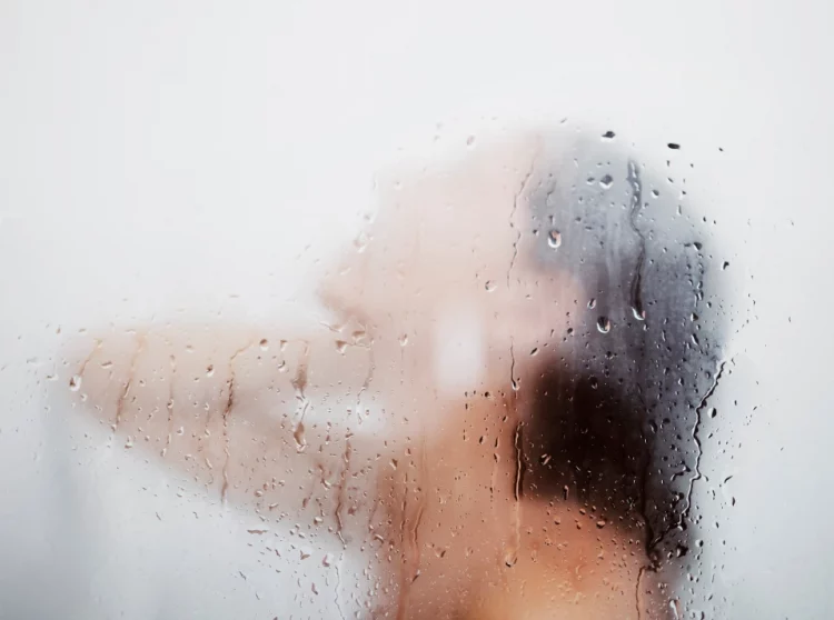 Veprimi i zakonshëm gjatë dushit që po ju rrëzon flokët