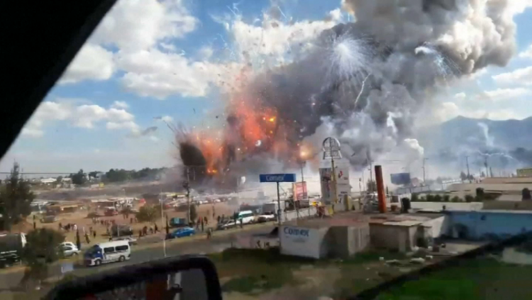 Përfshihet nga flakët një fabrikë në Elbasan