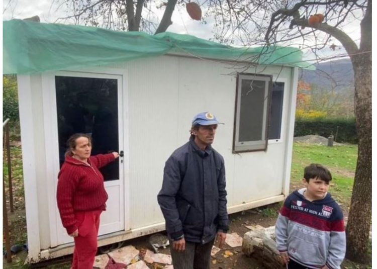 Familjet e prekura nga tërmeti kalojnë vitin e katërt në konteiner