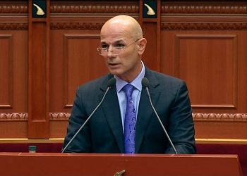 “Do pranoj mandatin”/ Dorëheqja e deputetit të PD, reagon Ademaj