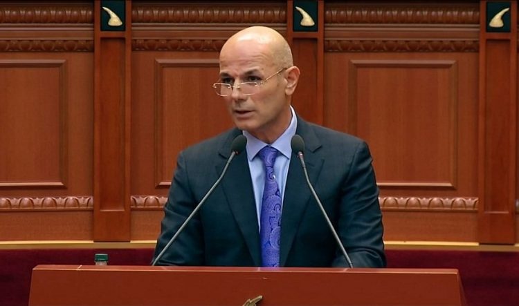 “Do pranoj mandatin”/ Dorëheqja e deputetit të PD, reagon Ademaj