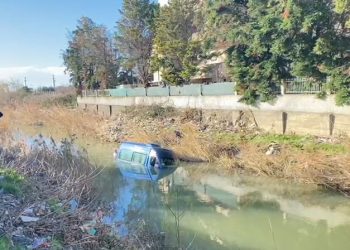 Furgoni me pasagjerë bie në përrua në Lezhë